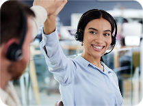 Asesora de servicio al cliente con diadema sonriendo y celebrando en la oficina