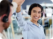 Asesora de servicio al cliente con diadema sonriendo y celebrando en la oficina