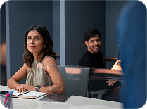 Mujer y hombre conversando en una sala de reuniones de oficina