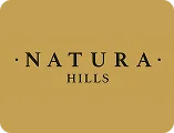 Logotipo de Selvática Apartamentos con aves de origami sobre círculo naranja y fondo verde