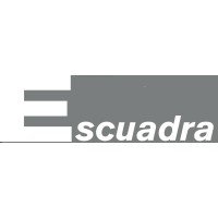 Logotipo de Escuadra en escala de grises