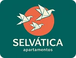 Logotipo de Selvática Apartamentos con ilustración de aves y sol sobre fondo verde
