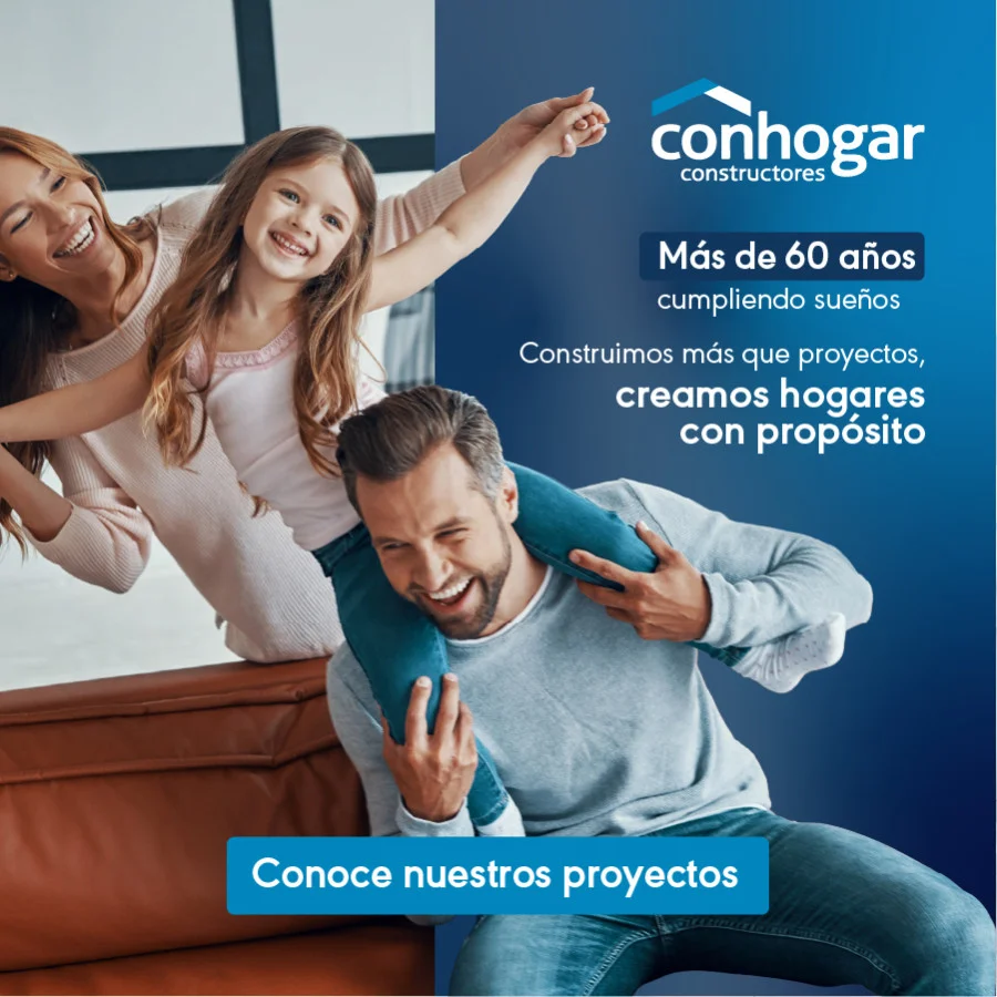 Banner móvil de Con Hogar Constructores con familia sonriente en un sofá y el mensaje creamos hogares con propósito