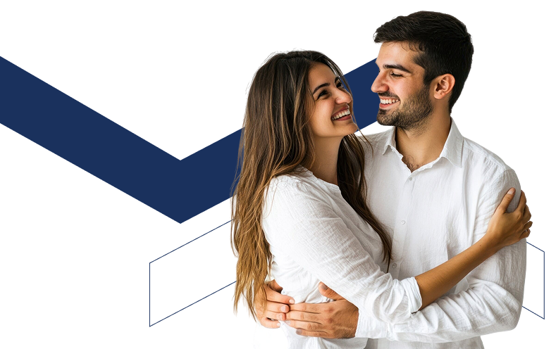 Pareja abrazada y sonriente sobre fondo blanco con elementos gráficos en azul